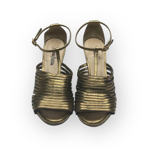 Neiman Marcus 𖤐 T-Strap Stiletto Heeled Sandal 𖤐 Metallic Gold Leather 𖤐 8M - Picture 10 of 16